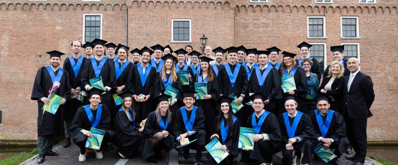 Bovenste rij: Rick Greeber, Jasper Sprakel, Niek Timmerman, Karsten van Assel, Joost Broeders, Steyn Oversteegen, Anne Joosten, Max Thönissen, Beert van den Hoorn, Maarten van der Waal, Fenna Beentjes, Lars Schouten, Koos Gubbels (academisch directeur EMAS) Anton Sie, Isa Widdershoven, Marcel van Delft (docent EMAS), Rick Vinke, Michiel Flipsen, Damai Detiger, Robin van Veldhoven, Jeroen Oldenborger, Tony de Graaf, Rianne Keizer, Muriel van den Berg (directeur Actuarieel Instituut), Jeroen Oude Boerrigter, Wilma Venmans (voorzitter Centrale Examencommissie), Anne de Vries en Edwin Roebersen (bestuurslid Actuarieel Instituut). Onderste rij: Jochem Hak, Manon Bessem, Elise van den Berge, Symen Bruinsma, Nathalia Pouroullis, Egon Soontiëns, Steef Hebben en Fatih Parlak.