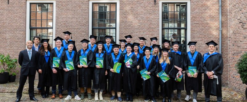 Op de foto (v.l.n.r.): Siemen Meester, Mark van Velzen, Stijn Hoeksma, Martijn Kleissen, Koos Gubbels (academic director EMAS), Erik Lucas, Han Tiesinga, Lutske Godrie, Dania Rodill, Megan Louw, Mélanie de Looze, Niels Voetdijk, Jeroen van Vlimmeren, Sander van Eck, Edwin Roebersen, Babette Rosman, Justin Kersten, Tijmen Schakel, Marijn Wolferink, Esmée Simons, Niels Jansen, Bram Vermeulen, Rowan Fredix en Puck Theeuwen.