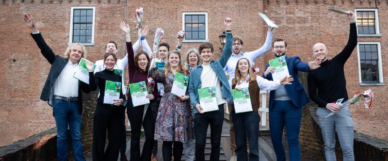 Op de foto (v.l.n.r.):  David Bouwhuis, Marjolijn Nijboer, Rick Merjenburgh, Annet de Vries, Bob de Ruijter, Selma van Delft, Mariët van den Berg (directeur Actuarieel Instituut a.i.), Jos van Zessen, Stijn Westhoff, Tess Ruiter, Paul Hunink en Marcel Munster.