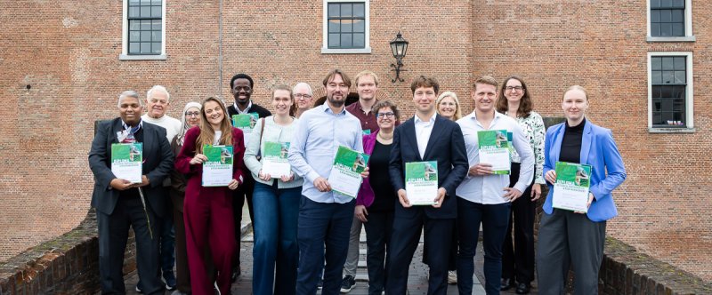 Amresh Sardjoe Mishre, Ton Peper (docent Actuarieel Instituut), Karima Attrach (Opleidingscoördinator Actuarieel Instituut), Kim Tol, Nahshon Nsiah, Roos Mastwijk, Noud Marquinie (docent Actuarieel Instituut), Jurriaan Zaat, Marc Oostendorp, Muriël van den Berg, Sietse Tissing, Wilma Venmans (voorzitter Centrale Examencommissie), Thijs Sturkenboom, Ingrid van Riel (bestuurslid) en Myrthe Dijk. 